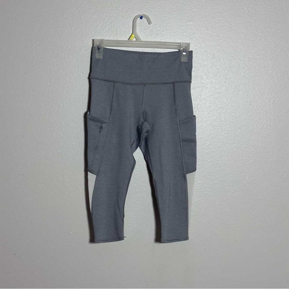 Athleta Women Capri Gray Activewear All in One Leggings Size XS.
